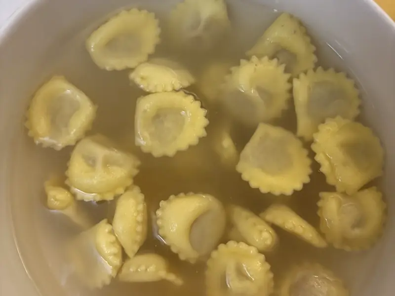 Anolini in un piatto di brodo