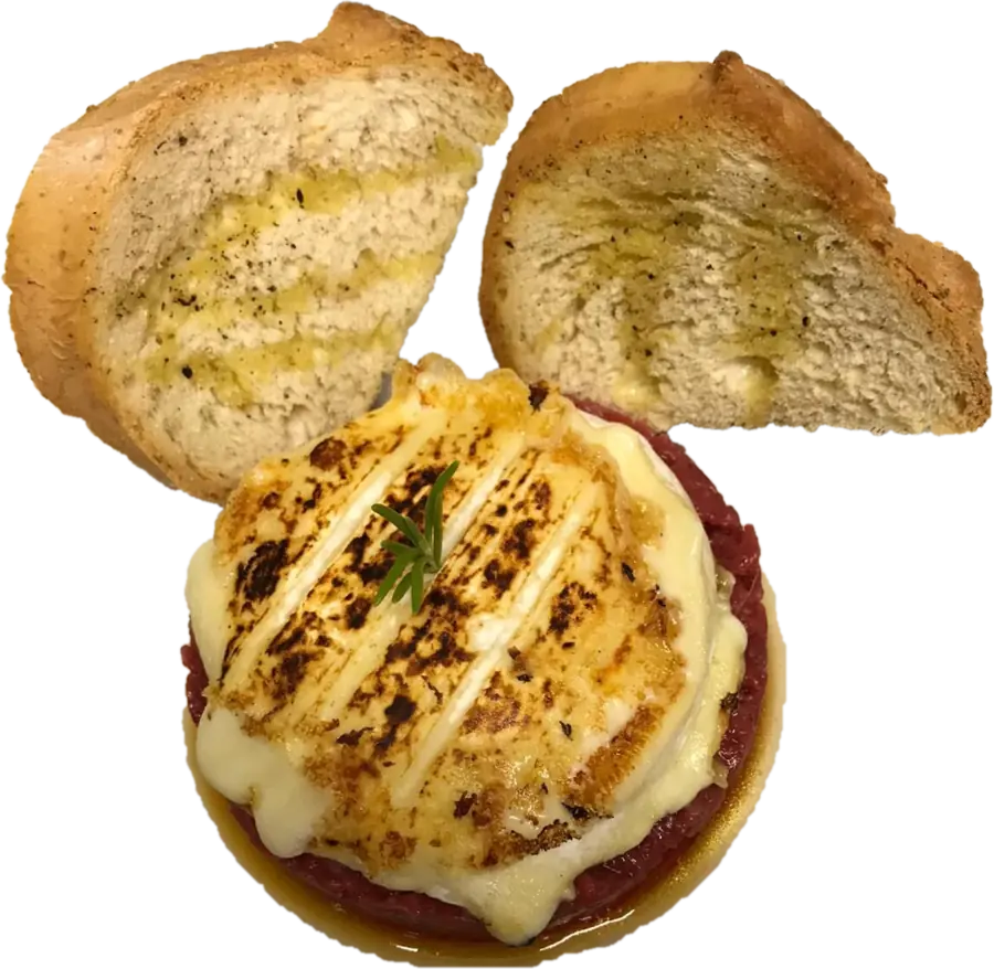 Un piatto gratinato al forno con due fette di pane abbrustolito