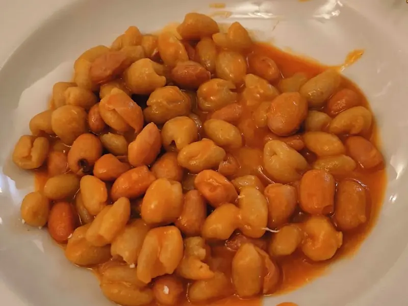 Un piatto di pisarei e fasò al pomodoro