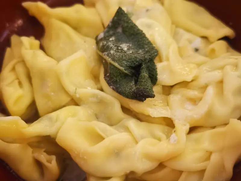 Tortelli con la coda conditi con burro e una foglia di salvia