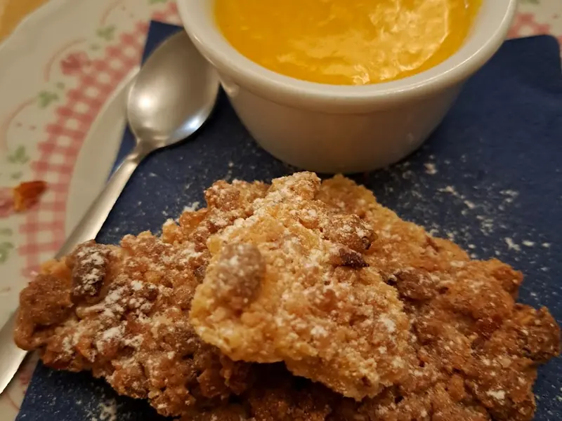 Una coppetta di zabaione e la sbriciolona spolverata di zucchero