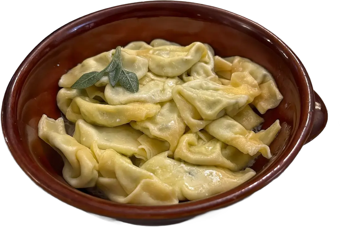 Un coccio pieno di tortelli con la coda, con burro e salvia
